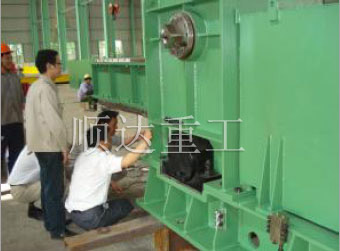 入爐、出(chū)爐、長坯(pi)、短坯推(tuī)鋼機